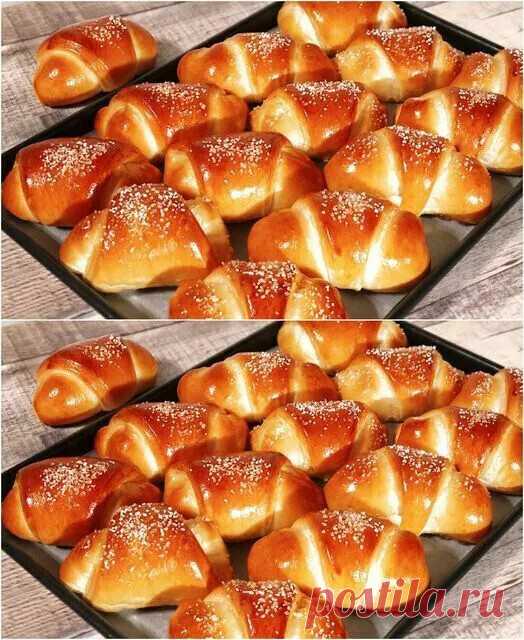 Румяные, пышные, ароматные сдобные рогалики с яблоками.


 Очень вкусные!
 Ингредиенты
Сдобное тесто:
450 г муки
50 мл. воды
50 мл молока
6 г соли
75 г сахара
27 г прессованных дрожжей или 9 г сухих
3 яйца (С1)
45 г сливочного масла, мягкого
Яблочная начинка:
7 яблок или 900 г
60 — 80 г сахара или по вкусу
1 ст. л. сливочного масла
корица ( ваниль, цедра)
1 яйцо + 1 ст. л. молока для смазывания рогаликов
Я замешиваю тесто вручную, можно и миксером.
В тплой жидкости раствор...