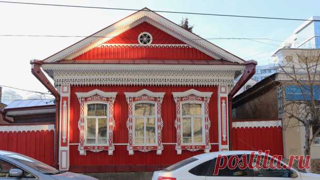 В Екатеринбурге начали сносить старинный дом после реставрации. В Екатеринбурге 24 января начали сносить старинный деревянный дом на улице Чернышевского, хотя в 2019 году здание отреставрировали волонтеры. Об этом сообщает местное издание E1.ru. Отмечается, что разбирать деревянное строение начали ...