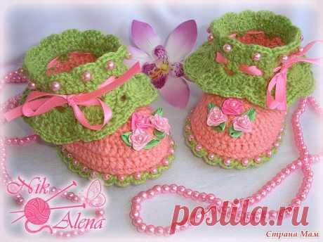 Прежде чем начать обвязку по краю подошвы, сначала нанизываю бусины, обвязку вязала крючком №2, воздушные петли вязала туго, поэтому в зависимости от того как вы вяжете кол-во воздушных петель можно варьировать.
И так, присоединила нить, *далее 4 воздушных петли, в следующую петлю вяжем полустолбик с накидом при этом провязывая вместе с бусиной, см. как на картинке нарисовала, в следующую петлю вяжите соединительный столбик (или полустолбик без накида)* и повторять от * до...