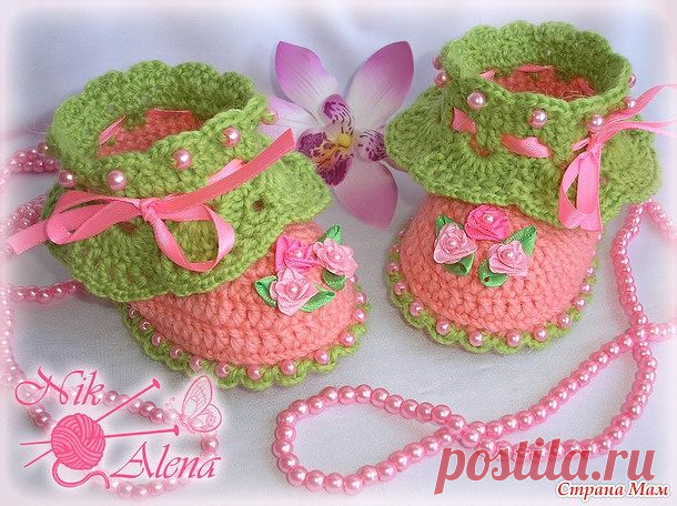 Прежде чем начать обвязку по краю подошвы, сначала нанизываю бусины, обвязку вязала крючком №2, воздушные петли вязала туго, поэтому в зависимости от того как вы вяжете кол-во воздушных петель можно варьировать.
И так, присоединила нить, *далее 4 воздушных петли, в следующую петлю вяжем полустолбик с накидом при этом провязывая вместе с бусиной, см. как на картинке нарисовала, в следующую петлю вяжите соединительный столбик (или полустолбик без накида)* и повторять от * до...