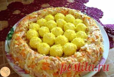 Салатик "Гнездо глухаря"
— 200 граммов куриного мяса;
— 3 средние моркови;
— 1 большая картофелина;
— 1 головка репчатого лука;
— 2 яйца;
— свежая зелень петрушки и укропа;
— соль по вкусу;
— черный молотый перец;
— растительное масло;
— майонез.
Приготовление:
Отварите куриное мясо в подсоленной по вкусу воде до готовности. Остудите и порвите на волокна (или нарежьте острым ножом соломкой).
Морковь вымыть, очистить, нарезать соломкой и пожарить на растительном масле до готовност