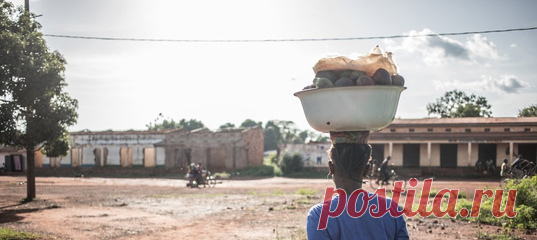 Сегодня в Центральноафриканской Республике многие метеостанции не работают или безнадежно устарели, и наблюдение за климатом ведется там хуже, чем в большинстве стран мира. Однако эта зеленая плодородная страна принадлежит к числу наиболее уязвимых с точки зрения изменения климата, и в совокупности с вооруженными конфликтами в регионах Сахели и озера Чад это имеет катастрофические последствия для жизни людей.