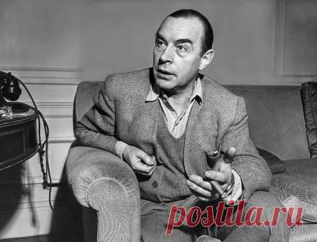 Интересные цитаты Ремарка о любви и не только
Эрих Мария Ремарк Эрих Мария Ремарк Выдающийся писатель двадцатого века, подаривший нам замечательное наследие в виде своих произведений. Эрих Мария Ремарк участвовал в гонках, но не разбился, воевал в Первой Мировой войне, но не был убит, его сестра подверглась репрессиям в Германии и была убита, но Ремарк вновь остался жив. Огромный путь прошел Эрих Мария […]
Читай пост далее на сайте. Жми ⏫ссылку выше
