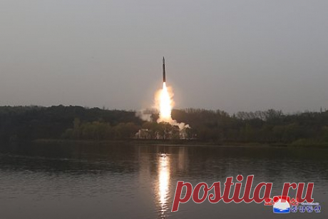 Япония возмутилась пусками северокорейских баллистических ракет. Япония выражает протест по поводу пусков двух северокорейских баллистических ракет в сторону Японского моря, заявила замминистра обороны страны Кими Онода. «Мы выразили протест по линии посольства в Пекине», — сказала она, отметив, что ракеты упали в окрестностях японских территориальных вод у префектуры Исикава.