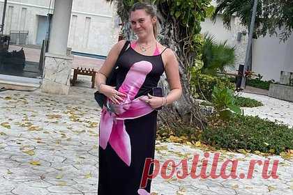 Девушка посмотрела фото с отпуска и удивилась непристойной детали на платье. Девушка посмотрела фото с отпуска и удивилась непристойной детали на одежде. Пользовательница сети с никнеймом @riahanley рассказала, что для поездки в Мексику купила на сайте магазина Shein платье с огромной розовой лилией. Однако, просматривая снимки после отдыха, она заметила, что принт совсем не похож на цветок.