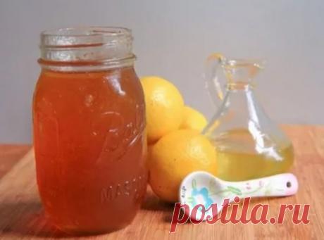 НАРОДНОЕ ЛЕКАРСТВО ОТ СТАРОСТИ 
Древний народный рецепт от старости. 
Очень эффективный и эстетичный. 
Принимая это средство, вы станете молодеть прямо на глазах. 
У вас заблестят глаза, разгладятся морщины и улучшится цвет лица. 
Пищеварение вернется в норму, вам не будет страшен склероз. 
Для этого прекрасного рецепта вам понадобится: 
— 200 грамм меда 
— 100 мл лимонного сока 
— 50 мл оливков