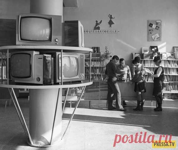 Какими были магазины электроники в Советском Союзе (9 фото) В современном мире у покупателей разбегаются глаза от обилия всевозможной чудо-техники на прилавках магазинов и в интернете.  А советские граждане не были так избалованы её ассортиментом, однако