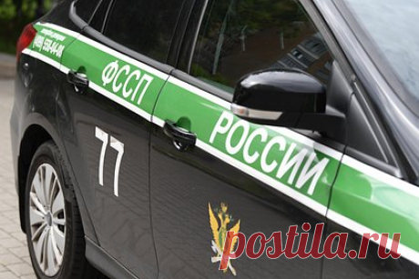 В России резко выросло число неплательщиков по кредитам. По данным Федеральной службы судебных приставов (ФССП), в первом полугодии 2023 года в России резко увеличилось число неплательщиков по банковским кредитам. По итогам января-июня их количество увеличилось почти на четверть, на 3,3 миллиона человек — до 17,7 миллиона против 14,4 миллиона годом ранее.