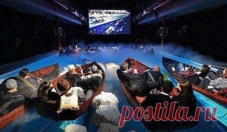 Зрители на показе фильма «Титаник 5D» в Лондоне.