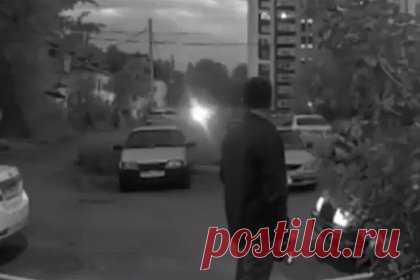 В российском регионе группа парней устроила перестрелку из салютных пистолетов. В Челябинске группа парней устроила перестрелку из салютных пистолетов. Участие в потасовке принимали около 25 человек. Они стреляли и дрались на Цимлянской улице. Вскоре полицейские задержали хулиганов. Выяснилось, что они поссорились из-за личной неприязни. Отмечается, что есть один пострадавший.