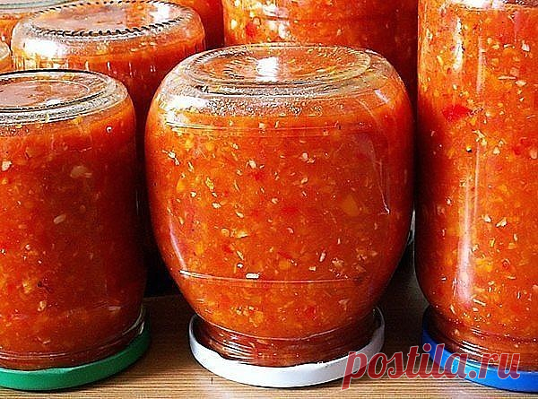 Аджика: 17 рецептов на любой вкус 

Рецепт №1
5 кг помидоров, 1 кг сладкого перца, 16 штук горького перца, 300 г чеснока, 0,5 кг хрена, 1 стак. соли, 2 стак. уксуса, 2 стак. сахара.
Все перемолоть на мясорубке, включая семечки из перца (в нем обрезаются только хвостики и внутри он не вычищается), добавить сахар, соль, уксус, дать постоять минут 50, разлить по бутылкам. Кипятить не нужно. Хранится хорошо в бутылках без холодильника.

Рецепт №2
200 г чеснока, 4 палочки хрена...