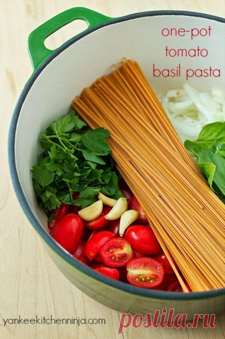 ПАСТА С ТОМАТОМ И БАЗИЛИКОМ !!!  **Смешай всё в большой кастрюле: спагетти 250г, и ранее нарезав -Черри 10шт -половинки, лук 1шт, чеснок 4зуб, базилик, петрушка -  доведи до кипения, помешивая. Как смесь закипит, убавь огонь -и вари ок. 8мин, помешивая, пока соус не загустеет, а макароны не сварятся. *Подача: с тёртым Пармезаном.