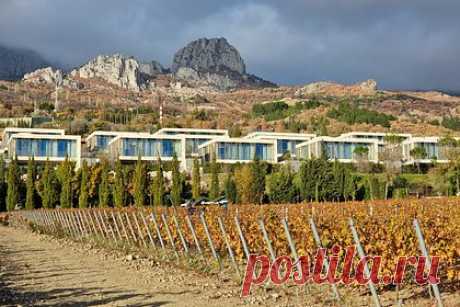 В Крыму национализировали 700 объектов имущества украинских олигархов. Под национализацию в Крыму попали до 700 объектов имущества украинских олигархов, политиков и бизнесменов. Об этом рассказал глава парламента полуострова Владимир Константинов. В списке таких лиц Ринат Ахметов, Игорь Коломойский, Арсений Яценюк, Нестор Шуфрич и другие украинские граждане.