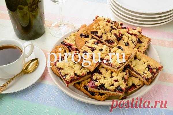 Песочный пирог с вишней и крошкой сверху: простой рецепт в духовке