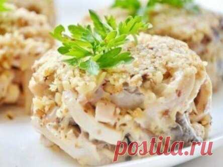 Необычный, вкусный и сытный ореховый салат с кальмарами, который приятно удивит гостей.
