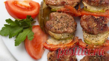 Быстрый шашлык из индейки с овощами в духовке: https://myasosmyasom.blogspot.ru/2012/08/blog-post_21.html Другое мясо тоже подойдёт – вкусно – пальчики оближешь!