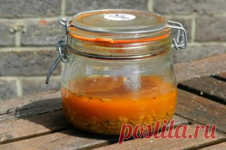 Настойка прополиса – это чудодейственное народное лекарство, панацея от многих болезней. 

Приготовить ее несложно: 
Измельчите на терке 20 г палочку прополиса, и поместите в темную стеклянную посуду. Затем залейте 96% спиртом – 80 г, купленным в аптеке. Бутылочку плотно закройте и перемешайте тщательно. В течение 10 дней, пока лекарство будет настаиваться не забывайте его взбалтывать. По истечении этого времени, переместите настойку в холодильник и пусть там стоит еще 3 д...