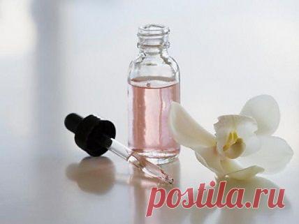 "САМ СЕБЕ ПАРФЮМЕР"
А вот духи на дому мы еще не делали!
А почему? Ведь это такой простор для самого что ни на есть девичьего творчества! Возможность самому создать аромат сначала — для собственного платяного шкафа, потом — для диванных подушек, следом — для детей, ну, и в итоге — для себя, любимой — разве это не потрясающе?