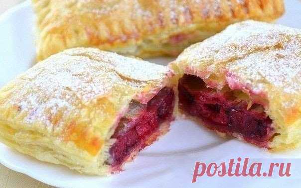 Симиты - турецкие бублики. Симит - бублик с кунжутом, распространенный в Турции. У него потрясающая хрустящая корочка, и обычно он впечатляющих размеров, хотя сам чаще всего тонок! Самое главное правило - обязательно нужно съесть в день приготовления. Симиты зачастую подают на завтрак с различными закусками, с каймаком и т д. Настоящие симиты делаются в больших каменных печах, но иногда можно отступать от правил:)  На родине симиты, перед обваливанием в кунжуте, опускают в пекмез — это…