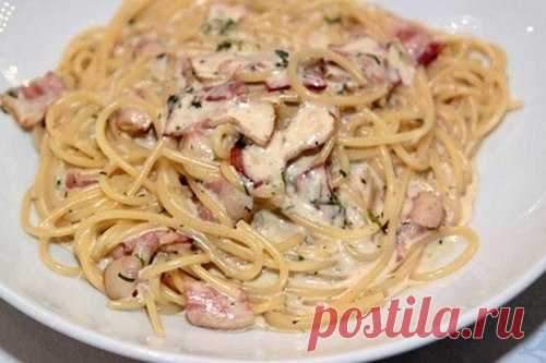 Паста карбонара с шампиньонами и беконом