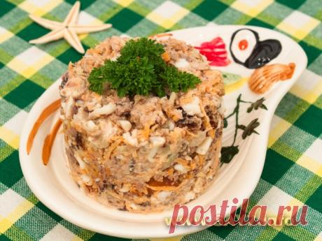Салат с тунцом и сухариками