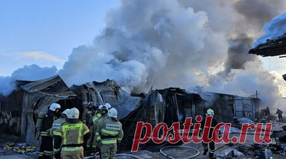 Ликвидация пожара на рынке в Самаре — видео. На рынке в Самаре начался крупный пожар. Площадь возгорания увеличилась до 1000 кв. м. О погибших и пострадавших не сообщается. Для ликвидации огня привлечены 80 человек и 22 единицы техники, в том числе от МЧС России. Кроме того, задействован пожарный поезд со станции Кинель. Прокуратурой организована проверка соблюдения противопожарного законодательства на территории рынка. Читать далее