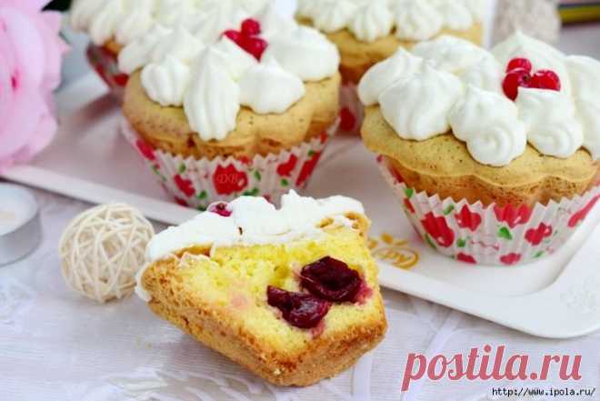 Капкейки с вишней и взбитыми сливками 🍒