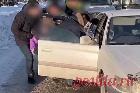 Задержание перевозившей более 20 килограммов наркотиков женщины попало на видео. На одном из железнодорожных переездов в Кирове полицейские обнаружили в автомобиле 39-летней женщины более 20 килограммов наркотиков. Момент задержания и осмотра автомобиля попал на видео. По визуальным признакам задержанная находилась за рулем в состоянии наркотического опьянения. Возбуждено уголовное дело.