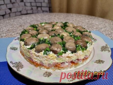 Салат «Грибная поляна» с шампиньонами

✅ Ингредиенты:
▫ маринованные шампиньоны – 300 г;
▫ ветчина куриная – 200 г;
▫ сыр – 100 г;
▫ укроп – 20 г;
▫ зеленый лук – 20 г;
▫ отварная морковь – 1 шт (средняя);
▫ отварной картофель – 1 шт (средний);
▫ вареные в крутую яйца – 3 шт;
▫ майонез – 150 г.