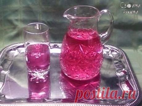 Ингредиенты:
- небольшой пучок базилика
- сахар
- лимонная кислота

Приготовление:
1. Вскипятить воду (1,5 л).
2. Бросить в кастрюлю пучок базилика.
3. Добавить сахар (лучше немного), дать покипеть пару минут. Вода окрасится в зеленый цвет. Снять с огня и шумовкой убрать всю травку.
4. Добавить по вкусу лимонную кислоту. Напиток приобретет сразу розовый цвет.
5. Охладить.