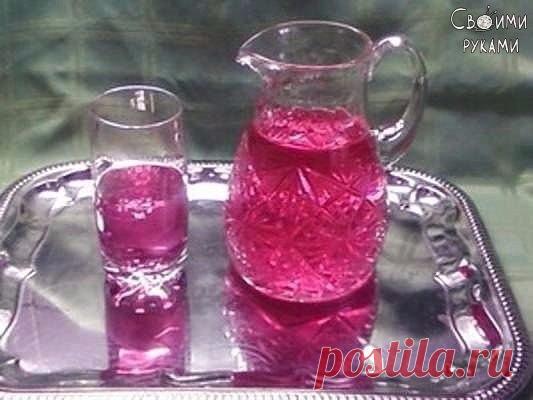 Ингредиенты:
- небольшой пучок базилика
- сахар
- лимонная кислота

Приготовление:
1. Вскипятить воду (1,5 л).
2. Бросить в кастрюлю пучок базилика.
3. Добавить сахар (лучше немного), дать покипеть пару минут. Вода окрасится в зеленый цвет. Снять с огня и шумовкой убрать всю травку.
4. Добавить по вкусу лимонную кислоту. Напиток приобретет сразу розовый цвет.
5. Охладить.