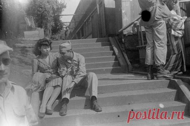Оккупация Японии американцами: как это было 15 августа 1945 года японский император Хирохитопо обратился к нации и объявил о капитуляции Японии. Американский курс на демократизацию лишил ее армии, прежних порядков и даже бога. На смену императору Хирохито пришел культ генерала Дугласа Макартура.