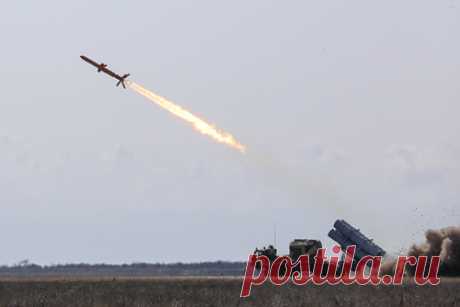 Украинский «уничтожитель» Крымского моста получил чешские шасси. Противокорабельный ракетный комплекс ЖК-360МЦ «Нептун» «стал еще круче», пишет украинское информационно-консалтинговое агентство Defense Express. Серийный ЖК-360МЦ «Нептун» на шасси Tatra T815 будет участвовать в военном параде, который пройдет 24 августа в Киеве по случаю 30-й годовщины независимости Украины.