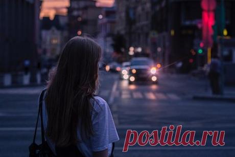 Женщина с дорогой сумкой голыми руками отбилась от двух грабителей. В Гонконге женщина сумела отбиться от двух грабителей, которые попытались отнять ее дорогую сумку с 50 тысячами гонконгских долларов. Потерпевшей удалось сохранить сумку, но в результате схватки со злоумышленниками она получила травмы и была госпитализирована. Полиция разыскивает двоих подозреваемых.