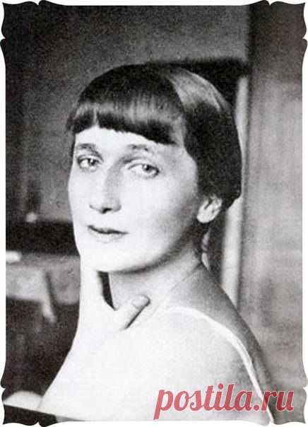 #интернет_бизнес #поэзия #Анна_Ахматова
125 лет назад, в ночь с 23 на 24 июня - в таинственную, колдовскую ночь на Ивана Купалу - родилась Анна Андреевна Ахматова
"Я научилась просто мудро жить..."
http://www.liveinternet.ru/users/altinira/post328813614/