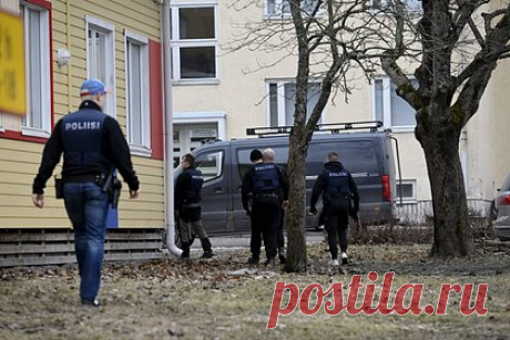 Финская полиция начала расследовать убийство при стрельбе в школе. Финская полиция начала расследовать дело об убийстве одного ребенка и покушении на жизнь двух детей во время стрельбы в школе в Вантаа. По имеющимся данным, подозреваемый открыл стрельбу по образовательному учреждению с помощью оружия, принадлежащего его близкому родственнику.