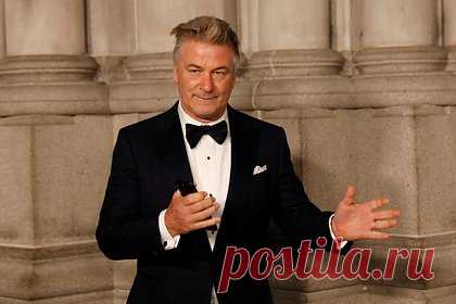 Алек Болдуин стал отцом в восьмой раз. Американский актер Алек Болдуин стал отцом в восьмой раз. Супруга артиста сообщила о том, что родила дочь, которую пара назвала Илария Каталина Ирена. До этого Алек и Хилария Болдуин, которые состоят в браке с 2012 года, воспитывали шестерых общих детей, у актера также есть 26-летняя дочь от первой жены.