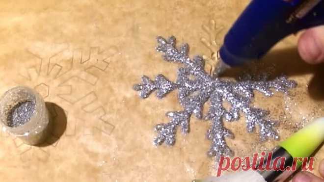 Снежинки из термоклея Как украсить платье с Новому Году своими руками DIY С