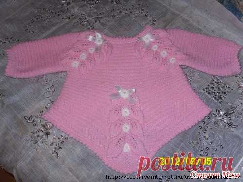 Детская нежная кофта с листиками по линии реглана