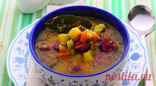 Вкуснейший гороховый суп с копченой колбасой Копчености придают гороховому супу особенный вкус и легкую пикантность. Такой супчик прекрасно впишется в ваше повседневное меню, готовится быстро и просто. Копченую колбасу можно использовать любую, …