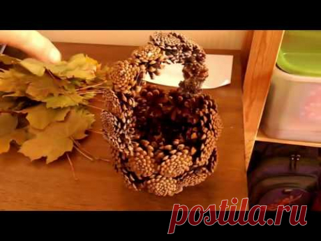 Поделка на тему Осень - корзинка из шишек, цветы из листьев дерева