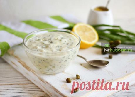Пикантный холодный соус, который традиционно подают к рыбе и морепродуктам. Его текстура получается необычной благодаря сочетанию вареного желтка, делающего соус бархатистым и кремовым, с хрустящими кусочками маринованных овощей и лука. Существует множество рецептов соуса Тартар: на основе готового майонеза и сметаны, с чесноком, с разнообразной зеленью и т.д. Этот рецепт основан на классической технологии приготовления...Читать далее