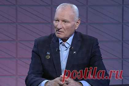 Заслуженный летчик России назвал причины ошибок пилотов. Чаще всего причиной ошибок пилотов самолетов является их недостаточное обучение и отсутствие отдыха. Такое мнение высказал заслуженный летчик России Юрий Сытник. По его словам, у пилотов, отучившихся в летных училищах, нет опыта управления большим воздушным судном, при этом новичкам сразу доверяют такие самолеты.