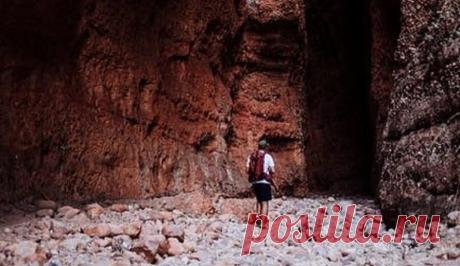 Злой дух, охраняющий изумруды, или роковой прыжок. | Мировые секреты | Почти всякая находка изумрудов окружена ореолом таинственности и мистики, что лишний раз напоминает о необычайных астральных особенностях этих самоцветов. Трагическая история американского геолога-поисковика драгоценных камней Билла Норманна как нельзя лучше подтверждает эту историю.