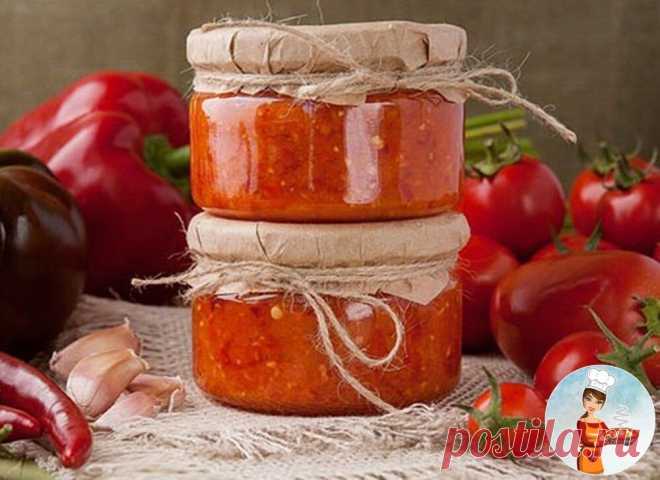 Заготовка томатной аджики на зиму
Ингредиенты:
500 г спелых мясистых помидоров
5–6 веточек измельченной кинзы
сладкий перец – 2 красных
5 стручков острого перца
чеснок – 10 зубчиков
1,5 ст. л. соли
уксус – 6 ст. л.
Приготовление (30 мин):
1. Очистить от кожицы и семян помидоры и сладкий перец. Разрезать вдоль стручки острого перца, удалить семена. Очистить чеснок, разрезать каждый вдоль и удалить сердцевину.
2. Все овощи пропустить через мясорубку или измельчить в блендере, добави