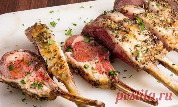 Баранина как в ресторане: 8 поварских способов готовки - Steak Lovers - медиаплатформа МирТесен Баранина считается непростым мясом, но если знать к ней подход, то мясо получается сочным, без запаха и разлетается по столу за минуты. Самым простым способом готовки баранины является шашлык, но повара знают гораздо больше вкусных способов готовки. Мы собрали 8 рецептов как в самом настоящем