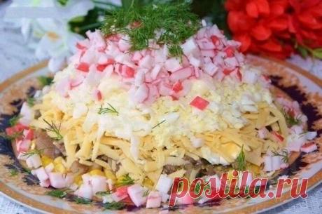 Салат с крабовыми палочками и грибами

Ингредиенты:

-крабовые палочки 150-200 грамм
-яйца вареные 4 шт
-грибы маринованные 150 грамм
-сыр твердый 100 грамм
-кукуруза 1 маленькая баночка
-лук 1 шт (я не добавила)
-майонез или сметана
-зелень

Приготовление:

1.Крабовые палочки, грибы и лук мелко порезать. Сыр и яйца натереть на крупной терке. С кукурузы слить жидкость.

2.Можно выложить слоями: кукуруза, грибы, лук, сыр, яйца, краб палочки. Смазать майонезом или сметаной.
...
