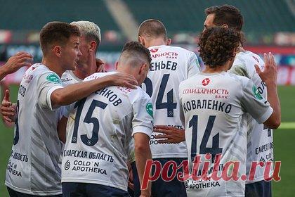 «Крылья Советов» одержали победу над «Зенитом» в Кубке России. Самарские «Крылья Советов» одержали победу над петербургским «Зенитом» в матче второго тура Кубка России. Встреча прошла в Самаре и завершилась со счетом 2:0. С 77-й минуты сине-бело-голубые играли в меньшинстве, после того, как был удален полузащитник Клаудиньо. На 83-й минуте счет открыл нападающий Дмитрий Цыпченко.