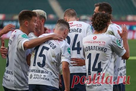 «Крылья Советов» одержали победу над «Зенитом» в Кубке России. Самарские «Крылья Советов» одержали победу над петербургским «Зенитом» в матче второго тура Кубка России. Встреча прошла в Самаре и завершилась со счетом 2:0. С 77-й минуты сине-бело-голубые играли в меньшинстве, после того, как был удален полузащитник Клаудиньо. На 83-й минуте счет открыл нападающий Дмитрий Цыпченко.