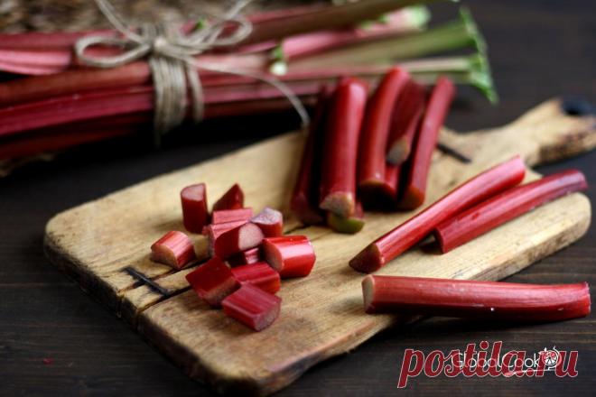 Ревень – что это за овощ и с чем его едят - ДОСТОЙНАЯ  ЖИЗНЬ  НА  ПЕНСИИ - медиаплатформа МирТесен Елизавета Гётц Ревень – что это? Да, речь действительно пойдет об овоще, несмотря на то, что используется ревень, в своем большинстве, в десертах.У кого-то это растение ассоциируется с детством, этот кисло-сладкий вкус розовых стеблей, которые своим появлением в саду говорили о...